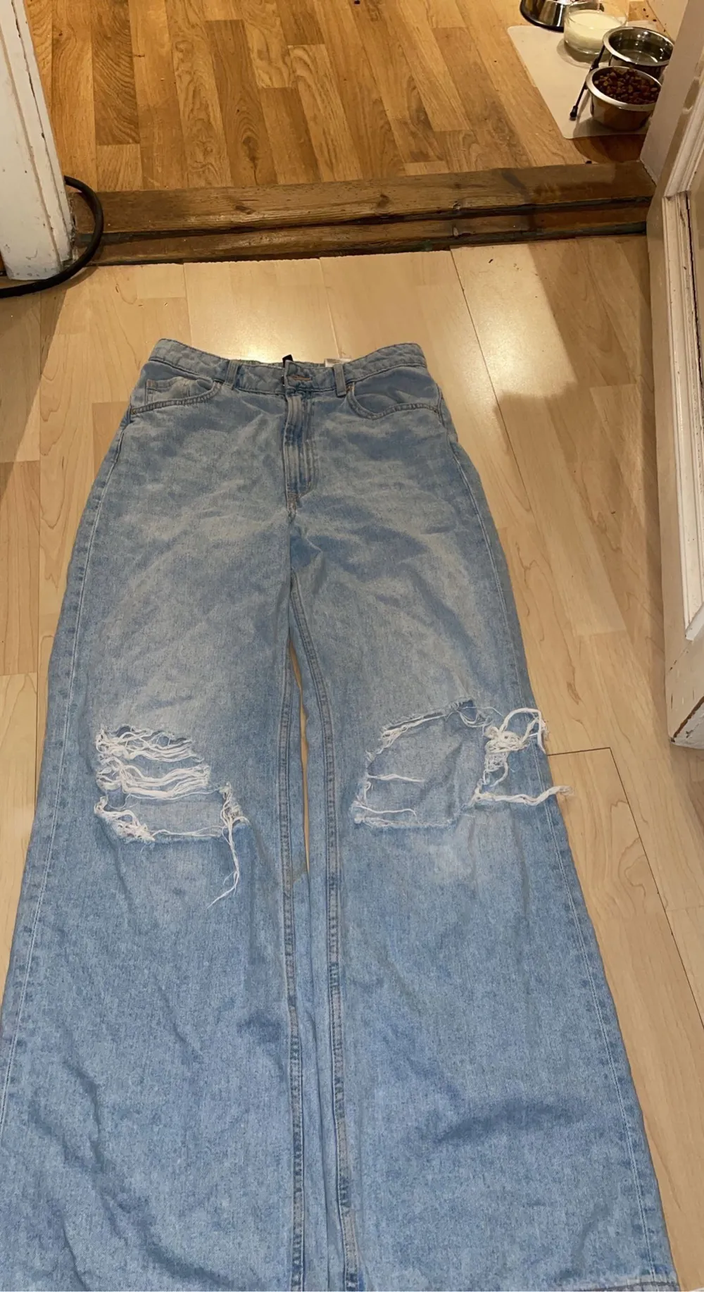 Håliga jeans från hm, storlek M. Jeans & Byxor.