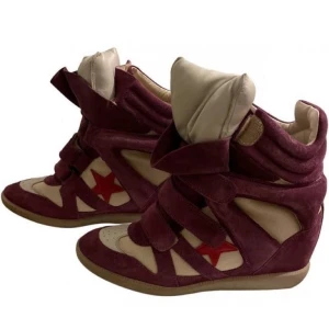 Isabel Marant skor  - Unika och sällsynta Isabel Marant skor. Okej skick och köpta på plick för ett tag sen men behöver göra mig av med lite skor så tyvärr måste jag sälja vidare✨🫶🏼 storlek 39 men passar mig som har 38/39❤️