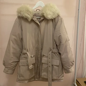 lila/beige vinterjacka - säljer denna smutslila/beiga jackan, perfekt skick! använde sparsamt förra vintern men har inga defekter. är i storlek 36 men skulle säga att den passar bättre som 38!