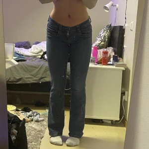 Lågmidjade jeans🤍 - Lågmidjade jeans från vero Moda i fint skick.  Modellen Lucy jeans pants🫶🏼 Snygga broderier på bakfickorna och perfekt längd. De går förbi fotknölarna på mig som är 170 (långa ben) Vintage, så finns nog inte att köpa längre❤️ Köparen står för frakten🤗