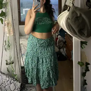 Grön medel lång kjol perfekt till sommaren i storlek L 🌻✨💚💛