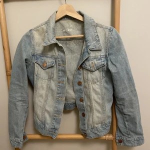Jeansjacka storlek S - Säljer denna fina jeansjacka i storlek S. Tvätten är så fin och ljus!  150:-