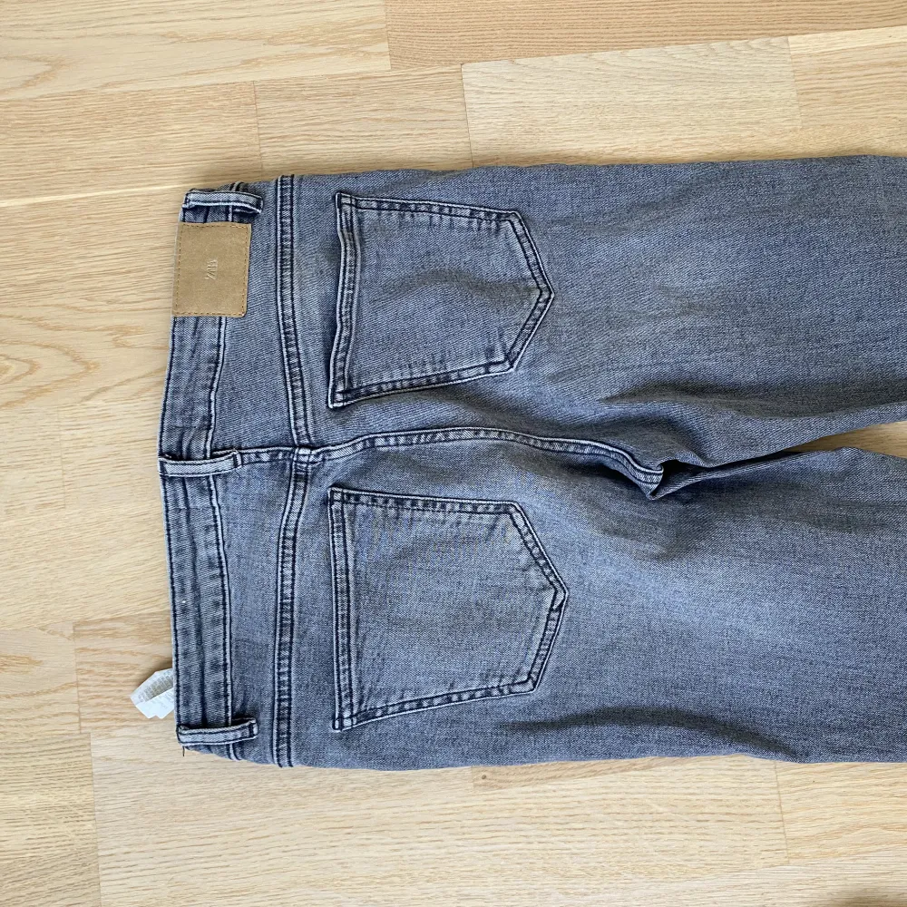 Säljer dessa fina gråa jeansen från Zara! Köpte dem förra hösten men de har inte blivit använda 💓 De är i storlek 38 men ganska så små, säljer dem för 100kr+frakt ❤️. Jeans & Byxor.