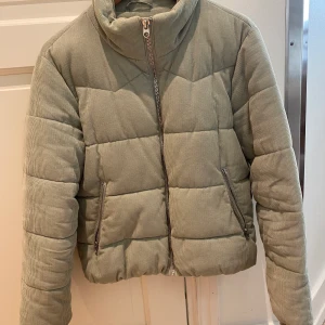 Pufferjacket  - Najs fodrad jacka från pull&bear, i fin mintgrön färg! Lite fläckar kring kragen men inget som går att ta bort. (Liten för att vara M) 