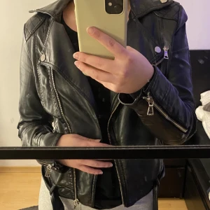 Fake skin jacka  - Min underbart charmiga skinjacka letar efter nytt hem✨2 av nitarna på bandet saknas tyvärr och det är hål i ena fickan men helt klart användbar ✨+frakt