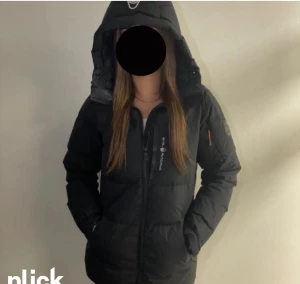 Sail racing jacka  - Nytt skick gammal modell köpt för ett år sen ungefär knappt använd säljer pågrund utav ingen användning längre.