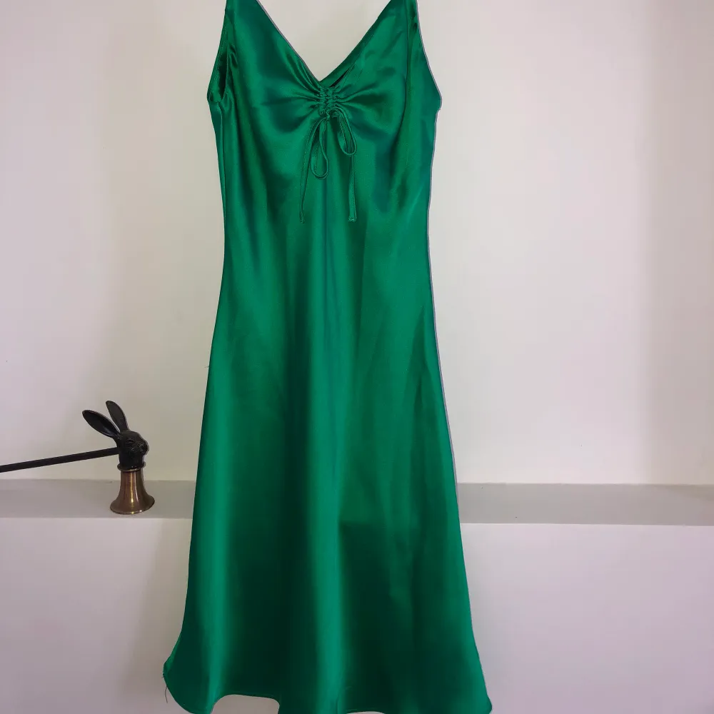 Säljer en perfekt fin grön klänning, passar till både sommar och vinter! Den är XS men passar absolut en S också då jag har S i vanliga fall!. Klänningar.