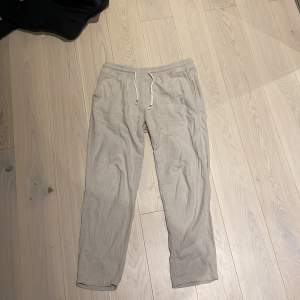 Linnebyxor i ljusbeige. Bra skick och har bara ett litet hål i fickan som man inte märker. Använda ca 10 gånger. Säljer för de är för små. Jack and Jones-nypris 700 kr. Pris kan diskuteras. Väldigt snygga på och passar bra med svart och vit.