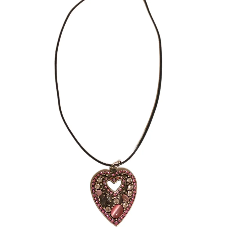 Y2k design heart shaped necklace with pink rhinestones   In good condition, no visible flaws   Minimum total length: 23cm, can be adjusted to longer length   DM me to buy or for more questions   2000-tal Halsband med hjärta  Minsta längd 23cm, kan justera. Accessoarer.