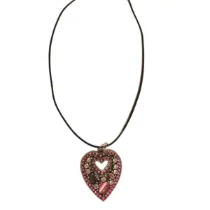 Y2k design heart shaped necklace with pink rhinestones   In good condition, no visible flaws   Minimum total length: 23cm, can be adjusted to longer length   DM me to buy or for more questions   2000-tal Halsband med hjärta  Minsta längd 23cm, kan justera