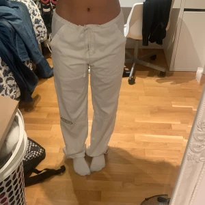 Low waist byxor - en blandning av cargo och linne byxor tycker jag, väldigt tunt material. aldrig använt 😅köpta för ganska länge sen! snören vid benen och runt midjan för att tajta eller lösa till !!
