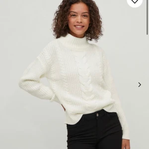 Stickad tröja från Vila - Säljer denna vita fina stickade tröja från Vila i storlek M! Sitter bra på mig som vanligtvis har s. Fint skick! Hör av er för fler bilder 🫶🏽🥰 köparen står för frakten 