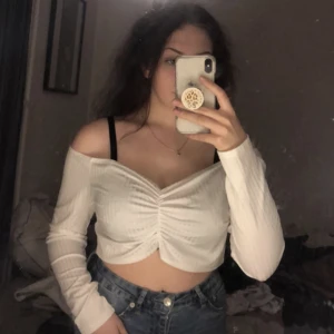 Cropp Topp Vit - Väldigt fin vit Crop Topp med V-ringning men även off-shoulder🥰