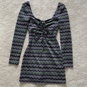 Klänning från Zara - Helt ny klänning från Zara. Tyvärr kom den inte till användning då den var för stor. Tyget är lite glittrigt och klänningen har detalj med snören framtill✨💜