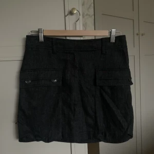 Cargo-kjol från Mexx - Fin kort kjol med fickor på framsidan och baksidan💗Den är köpt på sellpy och har endast använts ett fåtal gånger då den tyvärr är lite för stor för mig