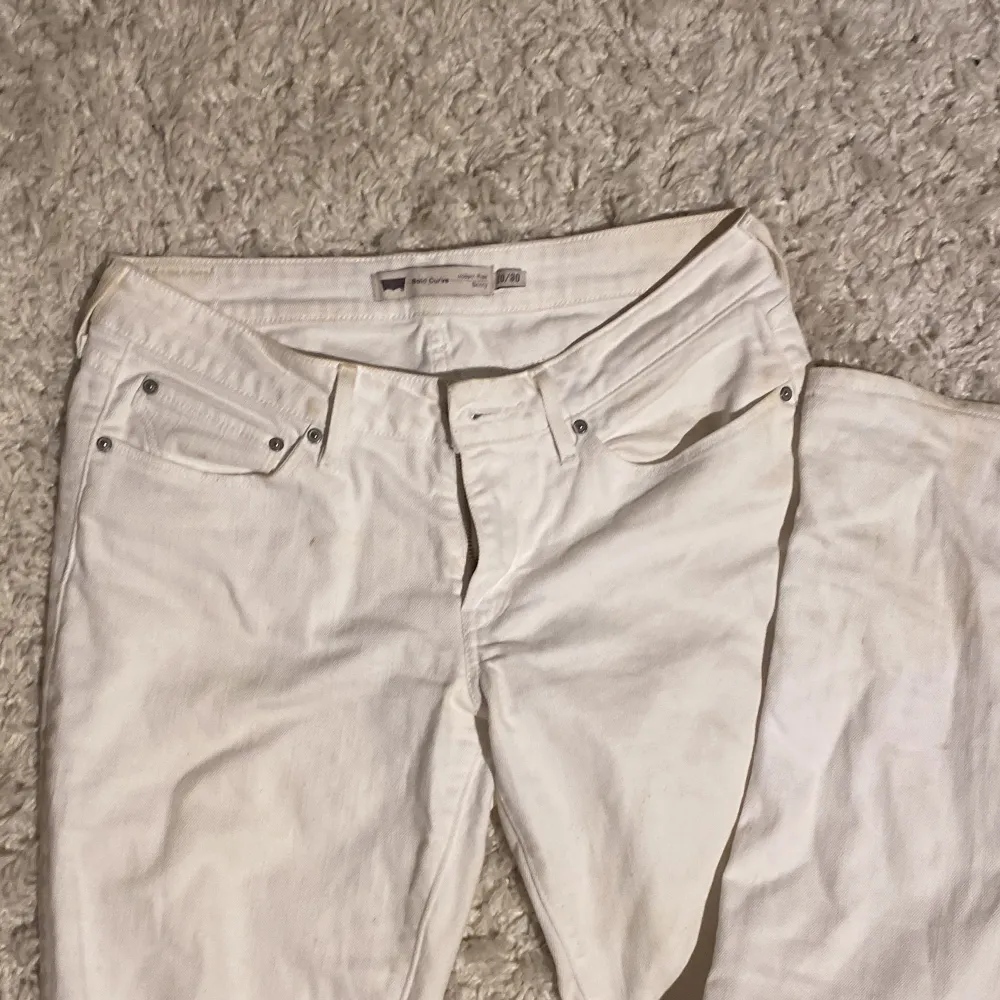 Säljer dessa lågmidjade Levis jeansen som är köpt på second hand (därför priset), säljer då de inte kommer till användning. Passar de som brukar ha storlek M💕💕(Köpare står för frakten). Jeans & Byxor.