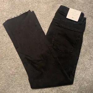 Ett par sprillans jeans från Zara, slim fit high Rise cropped leg. Svarta 10/10 stl 38