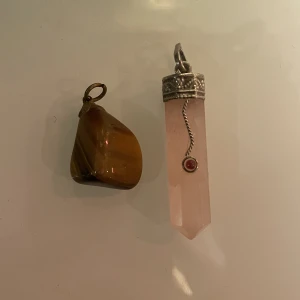 kristallberlocker - kristallberlocker som inte kommer till användning längre, tigerögat är köpt andrahand och har lite repor frakt tillkommer på 13 kr tigeröga: 40kr rosenkvartz: SÅLD