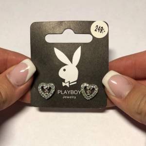 Säljer dessa fina Playboy örhängen, aldrig använt