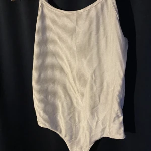 Vit, lite skimrande, body - Vit body som skimrar lite! Passar fin fint nu till nyår🕺 