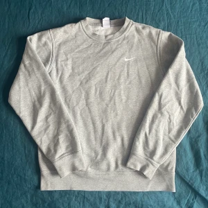 Grå Nike sweatshirt - Snygg grå sweatshirt från Nike. I mäns storlek M och perfekt skick. 