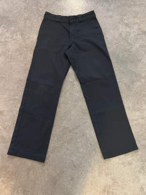 Dickies 874 original fit i grå. Storlek 28/30 Små fläckar vid knäet (se bild 2) annars fint skick. Vet ej om fläckar är permanenta eller kan gå bort vid tvätt