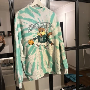 Tröja - Skitcool tröja från H&M som är oversized. OBS! jag står inte för frakten!  Nypris: 400kr