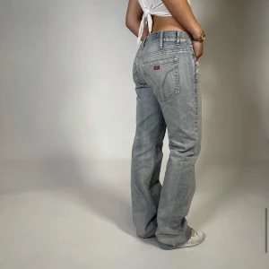 Lågmidjade jeans  - Inte mina bilder men fick hem dom igår , SUPER fint skick💕helt som nya!! Jag är 167 och dom går över mina fötter. Bär oftast 26/27 i midjan och dom passar precis. Skriv för mer info 🤍buda från 500kr  Buda i kommentarerna 