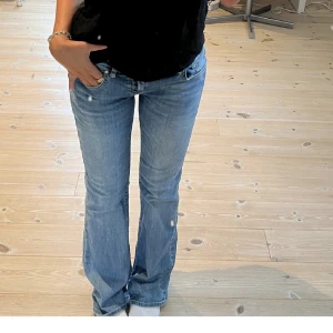 Lågmidjade jeans - LTB jeans lågmidjade. Köpta här på plick men satt inte som jag ville så bilderna är från tjejen jag köpte dom av🤍mycket bra skick fortfarande! Midjemått: 86cm / innerbenslängd: 76cm 