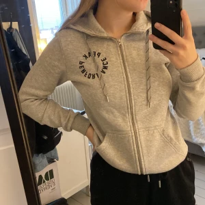 Peak performance kofta - Storlek: S (dam). Skick: Okej skick, använd, inga defekter. Nypris: 1199kr Pris kan diskuteras vid snabb affär!❤️