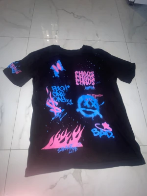 Graffiti street tee - As cool graffiti inspirerad t-shirt från new yorker. Köpt för cirka ett år sen så den säljs inte längre i butik. Den är som helt ny. Skriv för fler frågor eller annat. 