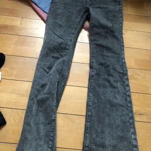 Low waist bootcut jeans - Low waist bootcut jeans från shein. Ganska använda! Frakt tillkommer på 60kr! Jag är ca 170cm!