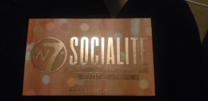 W7 socialite pigment de shadow palette - Innehåller 18ögonskuggnyanser. Består av 10krämiga matta nyanser, 4x duo-krom nyanser, 2x pressade glitter nyanser 1x skimmer nyans och 1x concealer formel. Helt ny oanvänd. Nypris 409kr