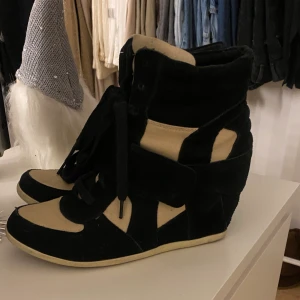 Isabel marant liknande skor - köpta secondhand, säljer då dom inte kommit till användning mer än en gång och bara står🫶🏽 fina och mycket bra skick dom är i strl 41 men passar mig som vanligt vis har 38/39 med en litet glimta mellan tå och sko 