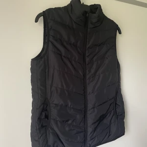 Väst  - Använd ett fåtal gånger, storlek 42