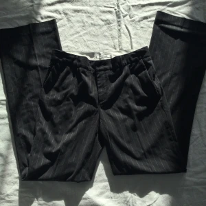Kostymbyxor  - Långa lågmidjade kostymbyxor i storlek 38, passar till 34-38