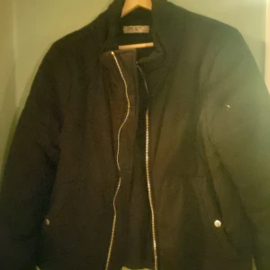 Vinterjacka - Puffer jacket med fickor + inner fickor