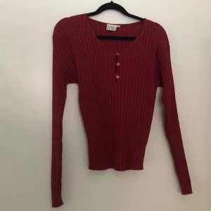 Röd 90s långärmad  - En mörkröd/vinförgad ribbad tröja från märket ONLY (utifrån lappens design retro). Strl L men sitter mer som en S/M. Köparen står för frakt och dm:a gärna vid frågor! 