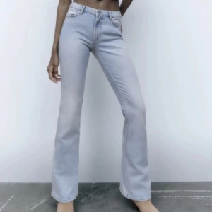 Zara jeans low waist - Mycket lite använda lågamidjade jeans ifrån Zara, helt slutsålda💞