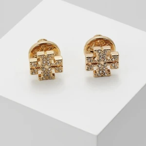 Tory Burch örhängen  - Guldiga Tory Burch med diamanter. Ordinarie pris (1150kr).