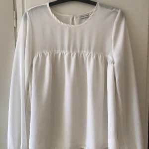 Ny fin vit blus  - Så fin vit blus från Lager 157 i storlek XL som är normal i storleken och ger ett fint fall.  Den är endast testad.  Finns i Hylte, Halland men kan även skickas. 