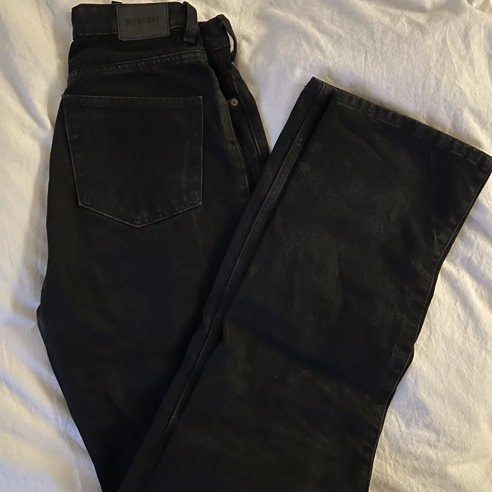 Svarta rowe jeans från weekday. Jättebra skick. Säljer då de är för små för mig.. Jeans & Byxor.