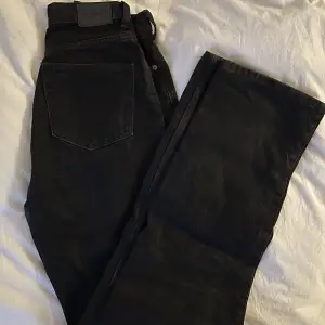 Svarta rowe jeans från weekday. Jättebra skick. Säljer då de är för små för mig.