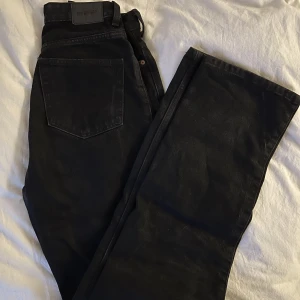 Rowe jeans - Svarta rowe jeans från weekday. Jättebra skick. Säljer då de är för små för mig.