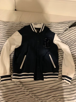 Pull and Bear - Säljer min varcity jacket från Pull and Bear! Använd 1 eller 2 gånger. Hör av dig om du är intreserad!