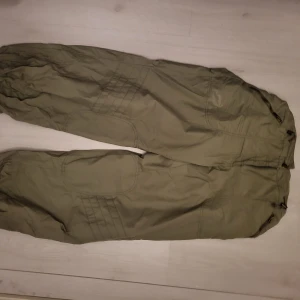 Stora cargo byxor - As coola cargobyxor som jag köpte på secondhand för ett bra tag sedan. Dem är i väldigt bra skick och går att justera i midjan och längst ner på benen. Säljer för att det inte är min stil längre ❤️