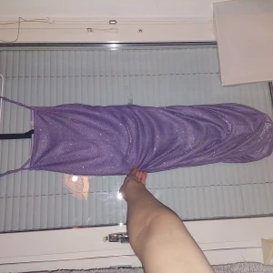 Klänning  - En klänning! Den är jättefin och den passar dom som har storlek xs/s/m  Jag köpte den från HM  Jag kan skicka mer bilder om du är intresserad 😍