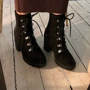 Höga skor med klackar -  Jättefina oanvända hade gärna velat ha kvar dem men de är för stora  Men kan ha dom till få fina Outfits