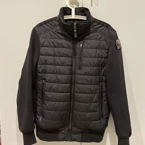 Parajumper Jacka  - PARAJUMPER jacka  Elliot Hybrid Jacket  Gott skick, litet hål på ena armen. 