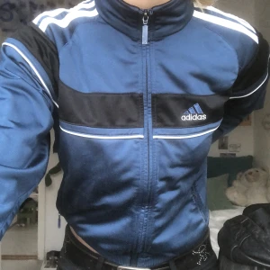 Adidas kofta - Svinnajs adidas kofta som jag säljer för att jag har en annan liknande, bra skick och så. Jag på bilden brukar ha S i tröjor som referens. Skriv om du har några frågor💕